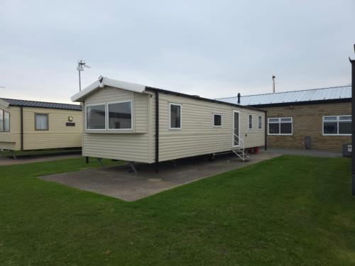 a row of mobile homes parked in a yard at The Retreat Vacation in Kinmel Bay