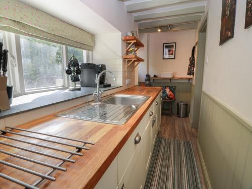 Kuchyň nebo kuchyňský kout v ubytování Rowantree Cottage