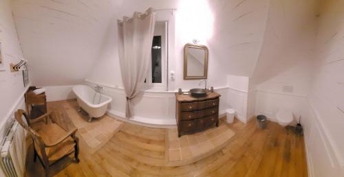Ένα μπάνιο στο Chambre de charme dans un cadre bucolique à 20min du Mans