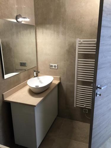 une salle de bain avec un lavabo et un miroir dans l'établissement Villa Defendum, à Vallauris