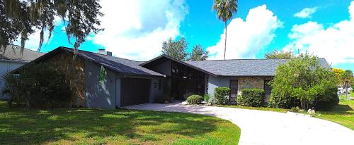 クリスタルリバーにあるWaterfront Home Crystal River, FL Floating Dockの前に私道がある家