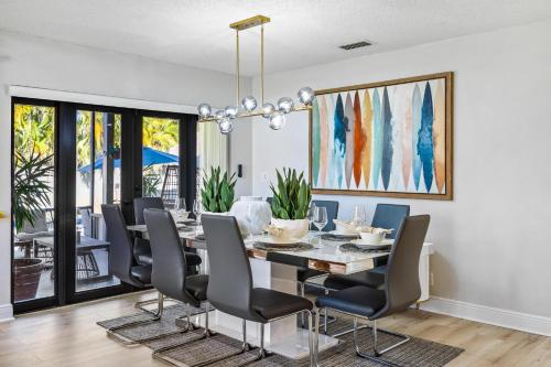 a dining room with a table and chairs at Cherry RoyaleGrand Villa in Davie