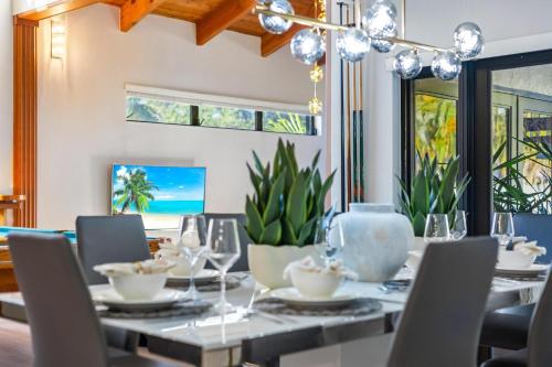 a dining room with a table and chairs at Cherry RoyaleGrand Villa in Davie