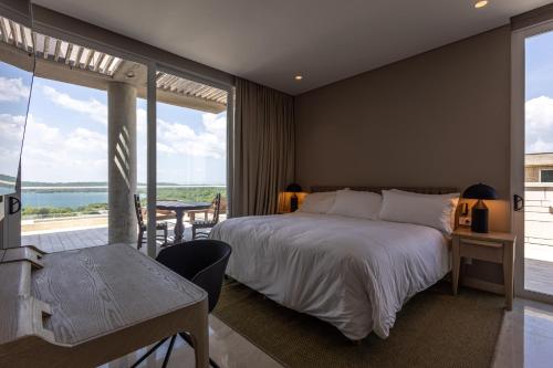 Un dormitorio con una cama y vista al mar. en Stunning Sea Views from 3BR Penthouse F3, en Pendales