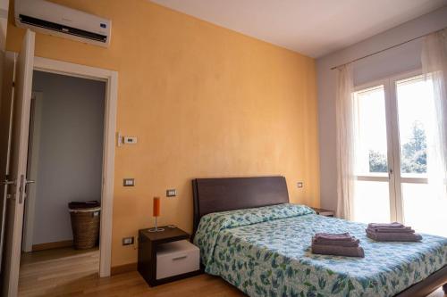 a bedroom with a bed with two towels on it at Il Castello - Appartamento in zona residenziale in Modena