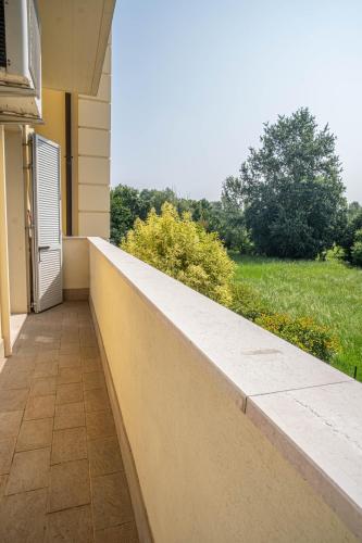 a retaining wall on a house with a view of a field at Il Castello - Appartamento in zona residenziale in Modena