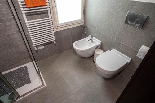 a bathroom with a toilet and a sink and a shower at Il Castello - Appartamento in zona residenziale in Modena