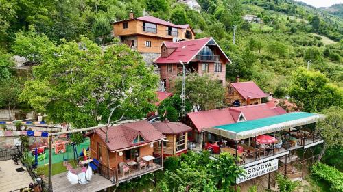 une vue aérienne d'une maison avec piscine dans l'établissement İsgobya Dağ Evleri Sümela Manastırı, à Macka