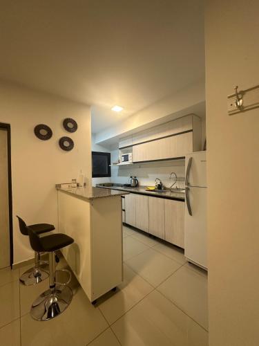 una cucina con bancone e frigorifero di Departamento Bitcoins House Rivadavia a Corrientes