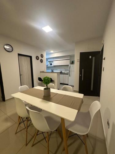 una sala da pranzo con tavolo e sedie bianchi di Departamento Bitcoins House Rivadavia a Corrientes