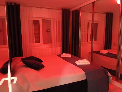 En eller flere senge i et værelse på Lili Apartament