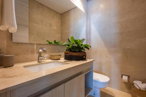 Un baño con lavabo e inodoro en 4BR Seaview Apartment at Calablanca D5, en Pendales