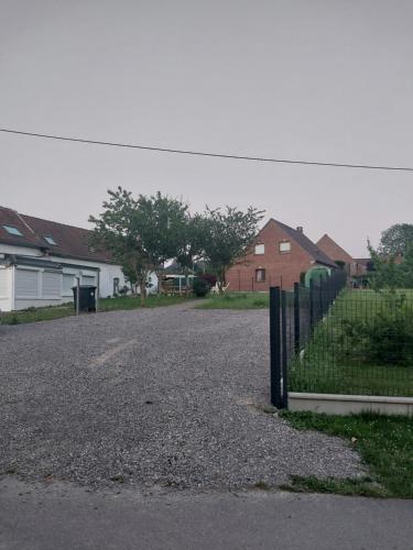 Aulnoye-Aymeriesにあるbienvenu au SPA ELENAの柵と家屋が並ぶ空き道