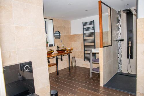 a bathroom with a shower and a desk and a sink at Charmant Gîte avec sauna au cœur des Hautes Vosges in Ban-sur-Meurthe-Clefcy