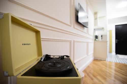 - une cuisine avec une cuisinière dans une chambre dans l'établissement 7 Doors - Boutique Apartments in Kutaisi, à Koutaïssi