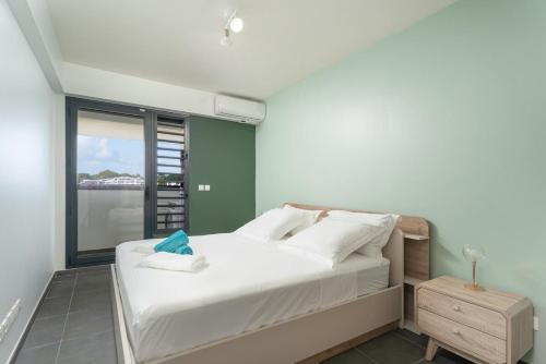 Una cama o camas en una habitación de Horizon Secret Apartment, with pool