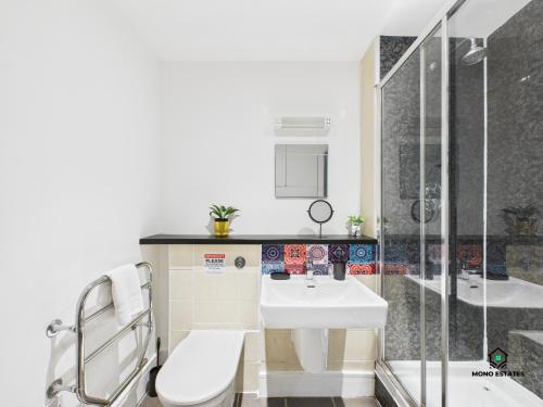 Un baño con lavabo, inodoro y ducha. en Duplex Apartment - Arts District Liverpool, en Liverpool