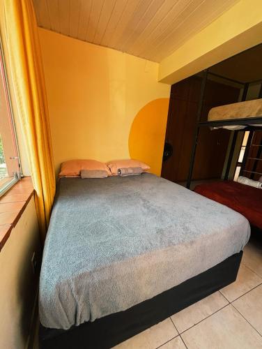 Poente Hostelにあるベッド