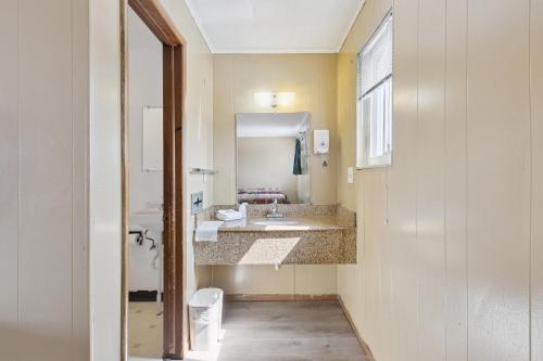 Bilik mandi di Currys Motel by OYO Saginaw MI