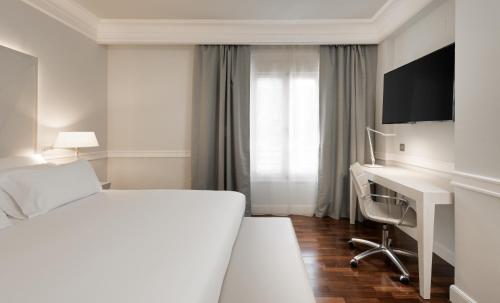 Una televisión o centro de entretenimiento en NH Collection Gran Hotel de Zaragoza