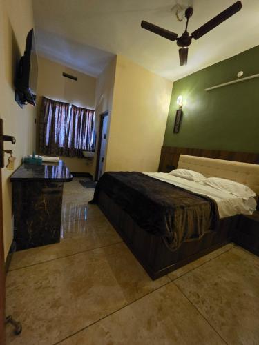 Ένα ή περισσότερα κρεβάτια σε δωμάτιο στο Vels Grand Inn