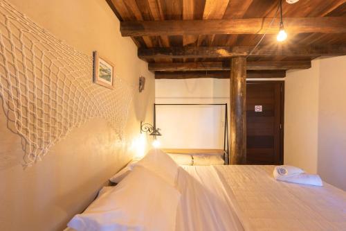 a bedroom with a bed with a wooden ceiling at Sapê Guest Hotel in Praia do Rosa