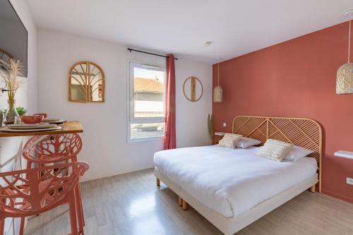 Postel nebo postele na pokoji v ubytování Studio BOHO, proche gare - WiFi