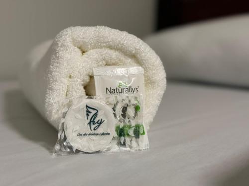 ウベルランジアにあるWEL Homeのテーブルの上に置かれたナプキンの箱