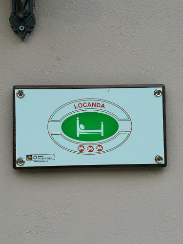 a sign on the side of a wall at Locanda Divinis in Cerea