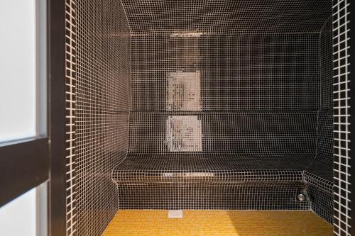 Una jaula negra con dos carteles blancos dentro. en BMJ sleek homes, en Nairobi