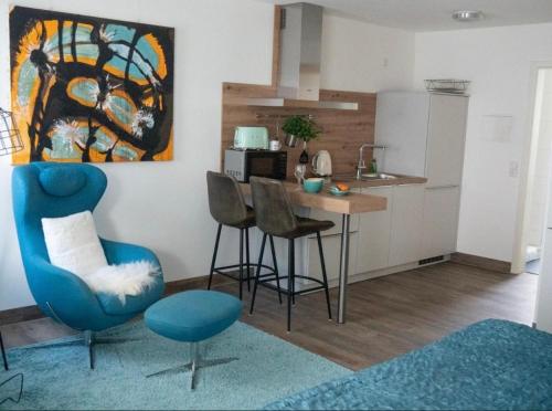 a kitchen with a table and chairs in a room at Studio-Parkplatz-Netflix-Balkon in Plochingen