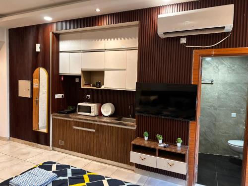 uma cozinha com pia e micro-ondas em Bell Rooms em Noida