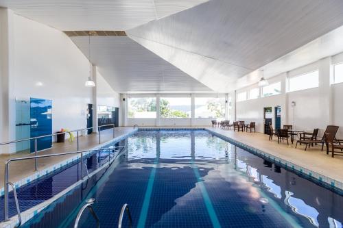 a large swimming pool with a large ceiling at Hotel Vila do Farol in Bombinhas