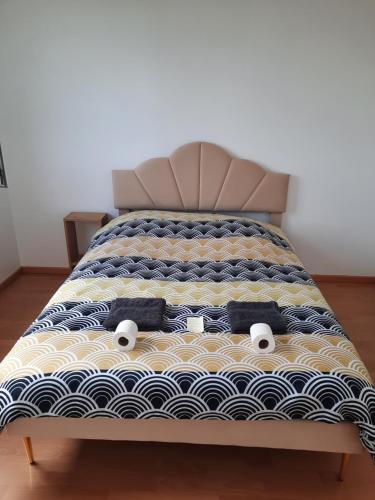 a bed with a headboard and pillows on it at Chez Simon et Loreline Yerres proche Paris Orly Disney in Yerres
