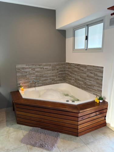 eine große Badewanne in einem Raum mit Fenster in der Unterkunft UMUT Hospedaje in Chascomús