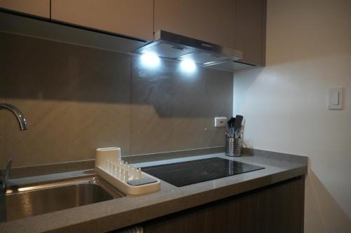 une cuisine avec un évier et un plan de travail dans l'établissement Bruné - Parañaque, à Manille