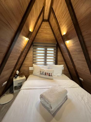 Ein Bett oder Betten in einem Zimmer der Unterkunft Vile NIT