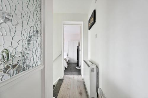 Televisyen dan/atau pusat hiburan di Delight Apartment, Close to Excel, London City Airport & O2!