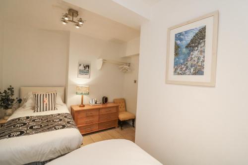 Un dormitorio con dos camas y una cómoda. en Dart Views, en Dartmouth