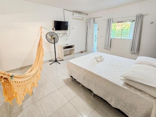 ein Schlafzimmer mit einem Bett und einer Hängematte. in der Unterkunft Casa, piscina, churrasqueira, 200m da praia- By OASIS FERIAS in Conde