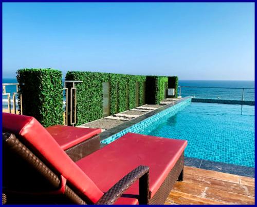 Piscina de la sau aproape de Beachfront Hotel The Luxuaray Bay ! Suite Puri