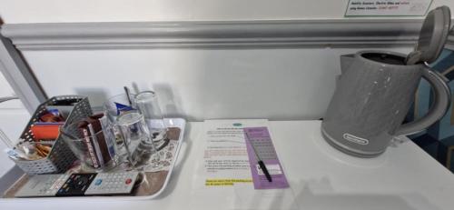 Utensilios para hacer té y café en LilyRose Hotel