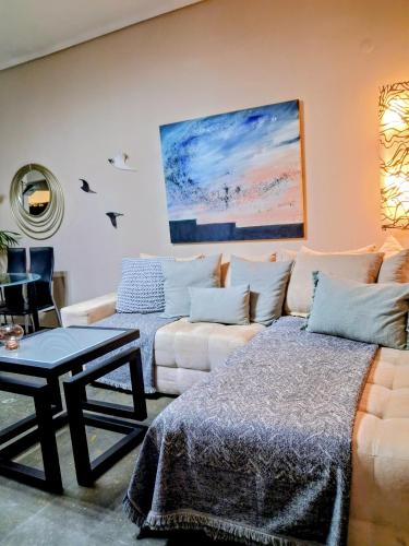 塞萨洛尼基Mitropolews 55 apartment的客厅里有一张沙发和一张桌子。