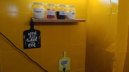 Certificado, premio, señal o documento que está expuesto en The Pali Den A Whisper of Pali Village, Bandra