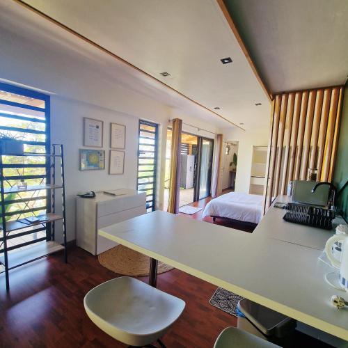 a room with a white desk and a bed at Fare Toahana, logement chez l'habitant in Faaa