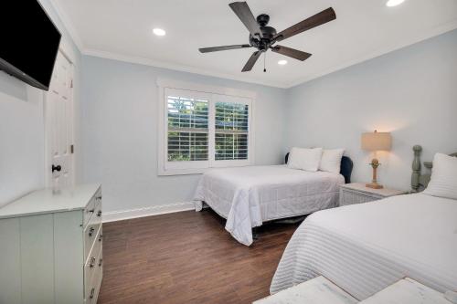 una camera da letto con due letti e un ventilatore a soffitto di Demere House Condo #6 a Druid Oaks