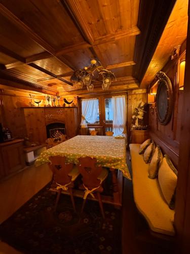 an overhead view of a dining room with a table at Alverà Luxury apartment - centro Cortina d'Ampezzo in Cortina dʼAmpezzo