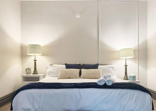 Ένα ή περισσότερα κρεβάτια σε δωμάτιο στο Suite Home Indiana Apartments