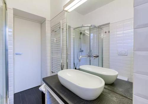 Baño blanco con lavabo y bañera en Vittoriano Pantheon apartment, en Roma