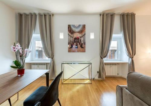 una sala de estar con una mesa y un sofá en Vittoriano Pantheon apartment, en Roma